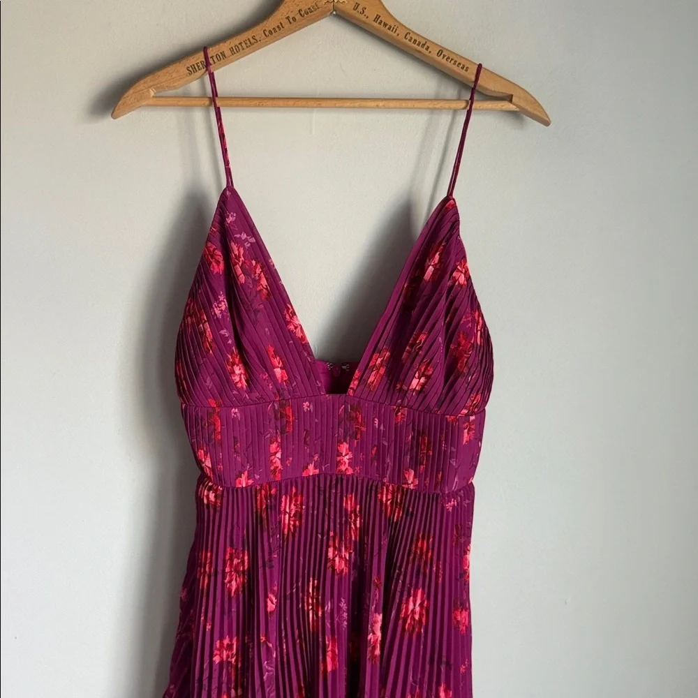 Amur Catarina V Neck Pleated Dress 2 - Picture 6 of 16
